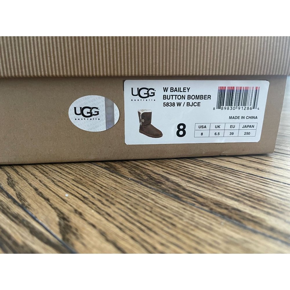 UGG Australia Bailey Button 5838 Sheepskin Boots - Size 8 - Picture 9 of 9